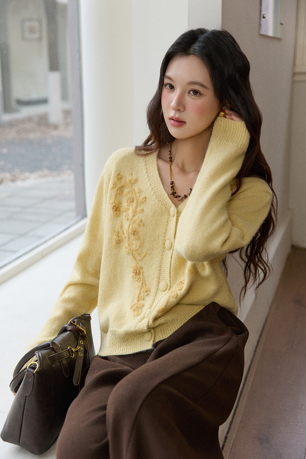 女性のためのニットシャツ