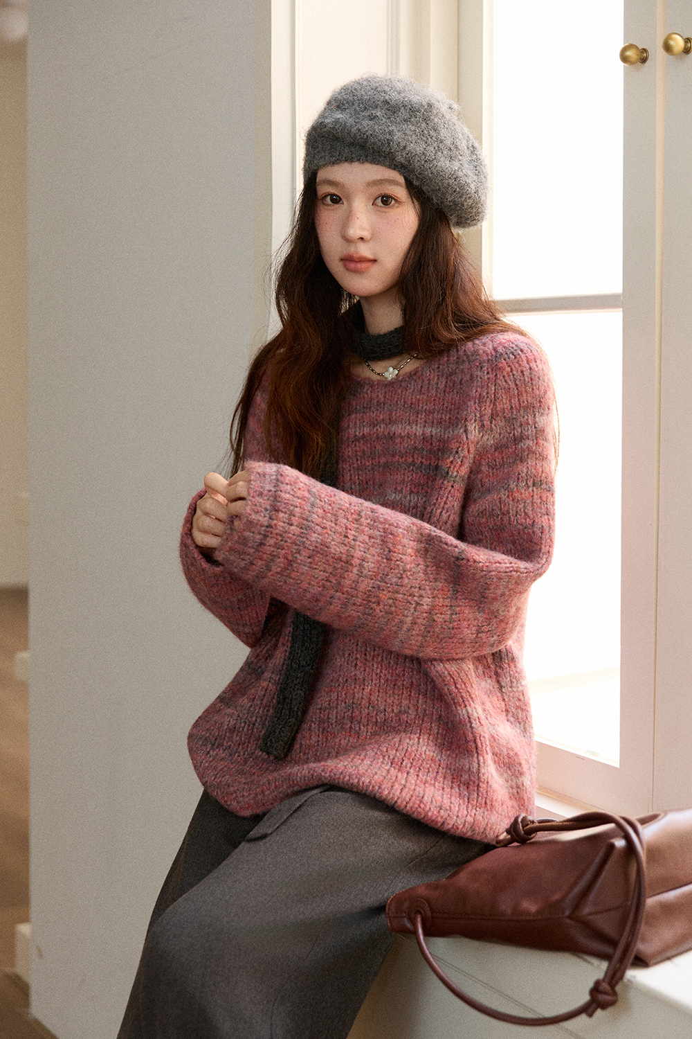 女性のためのニットシャツ