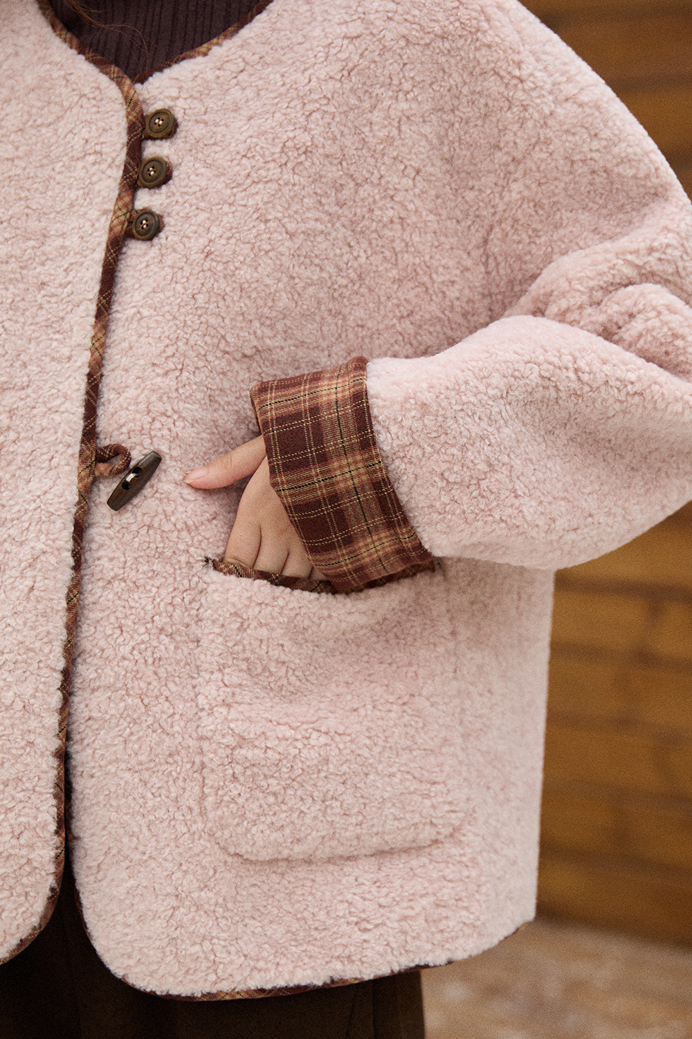 코트와 스카프는 별도 판매됩니다