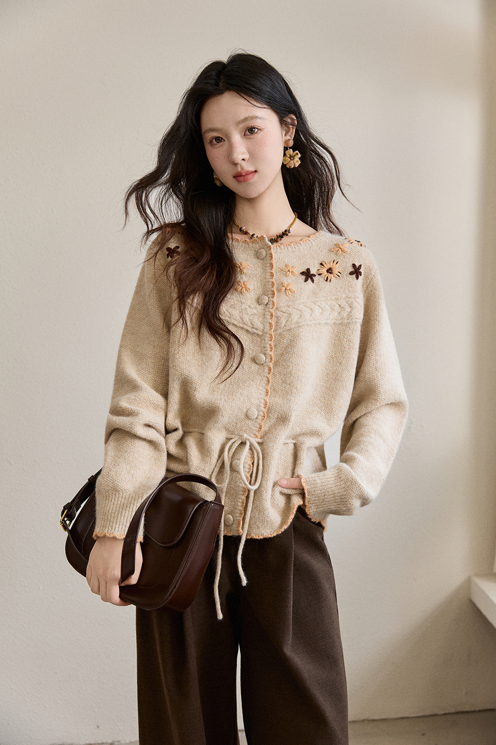 女性のためのニットシャツ