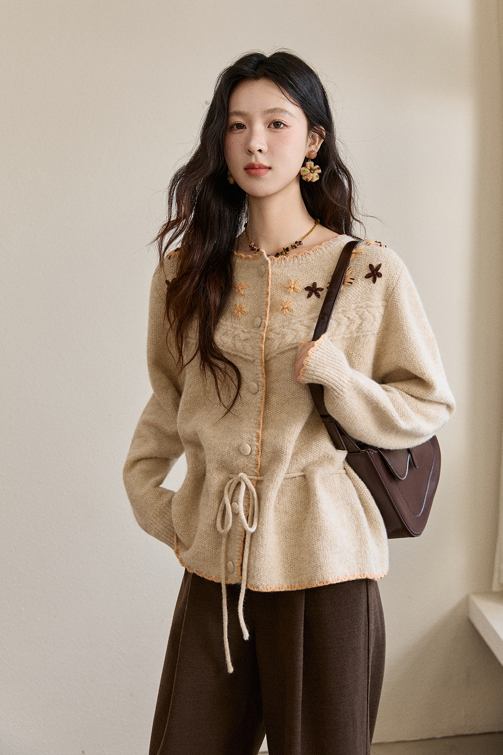 女性のためのニットシャツ