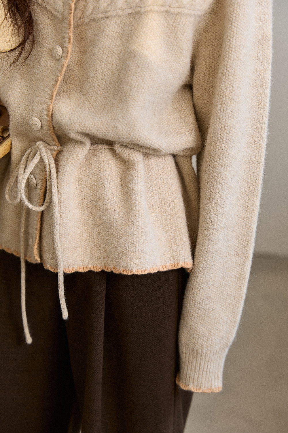 女性のためのニットシャツ