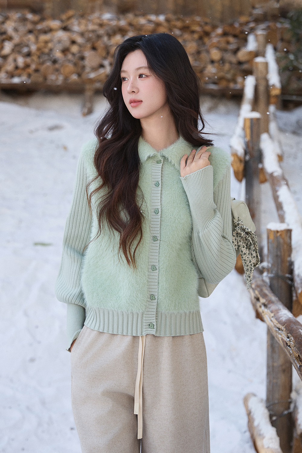 女性のためのニットシャツ