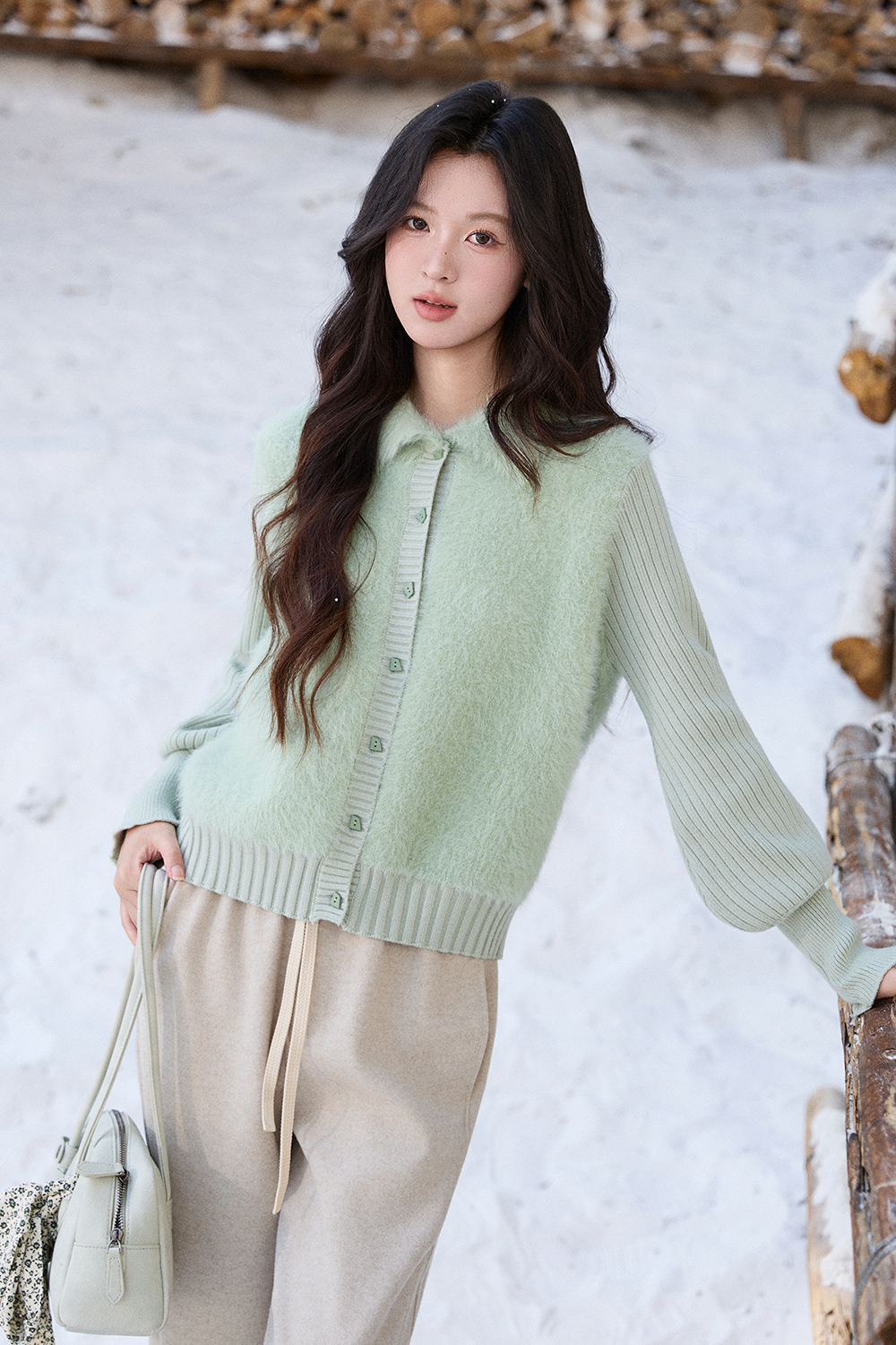 女性のためのニットシャツ