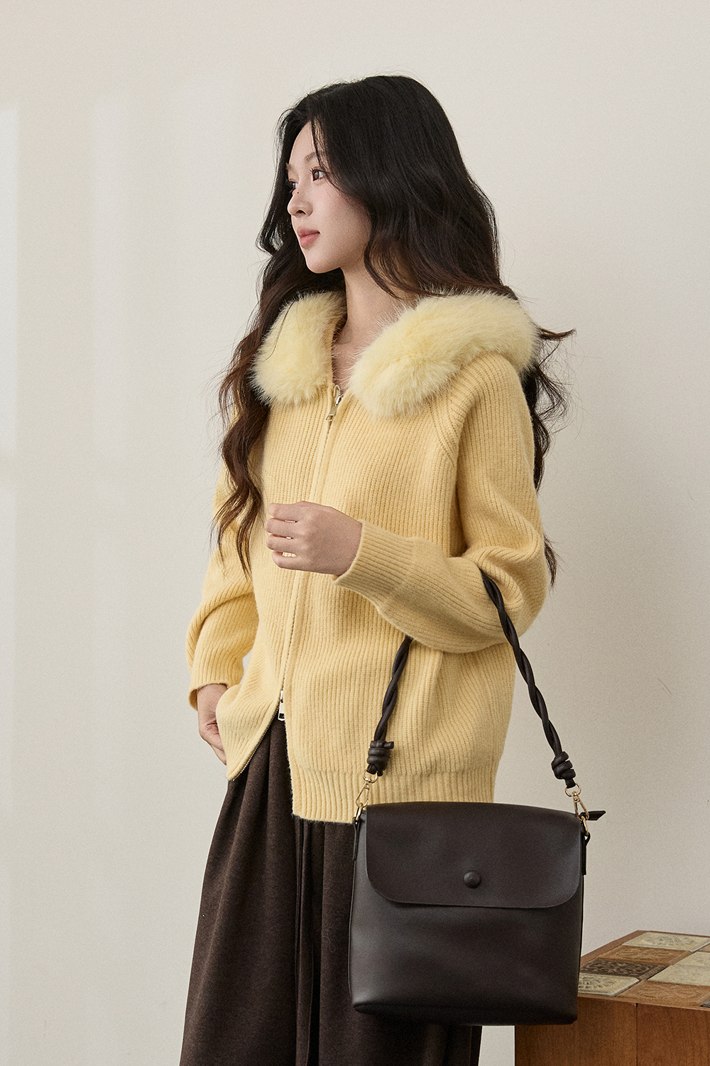 니트 셔츠 + 퍼 칼라