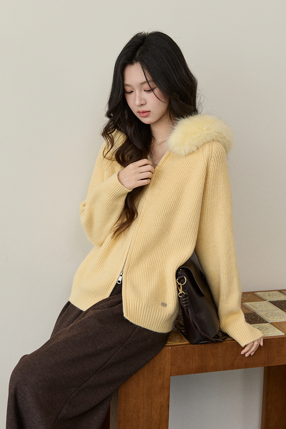 니트 셔츠 + 퍼 칼라