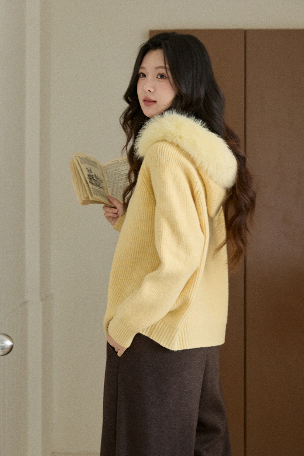 니트 셔츠 + 퍼 칼라