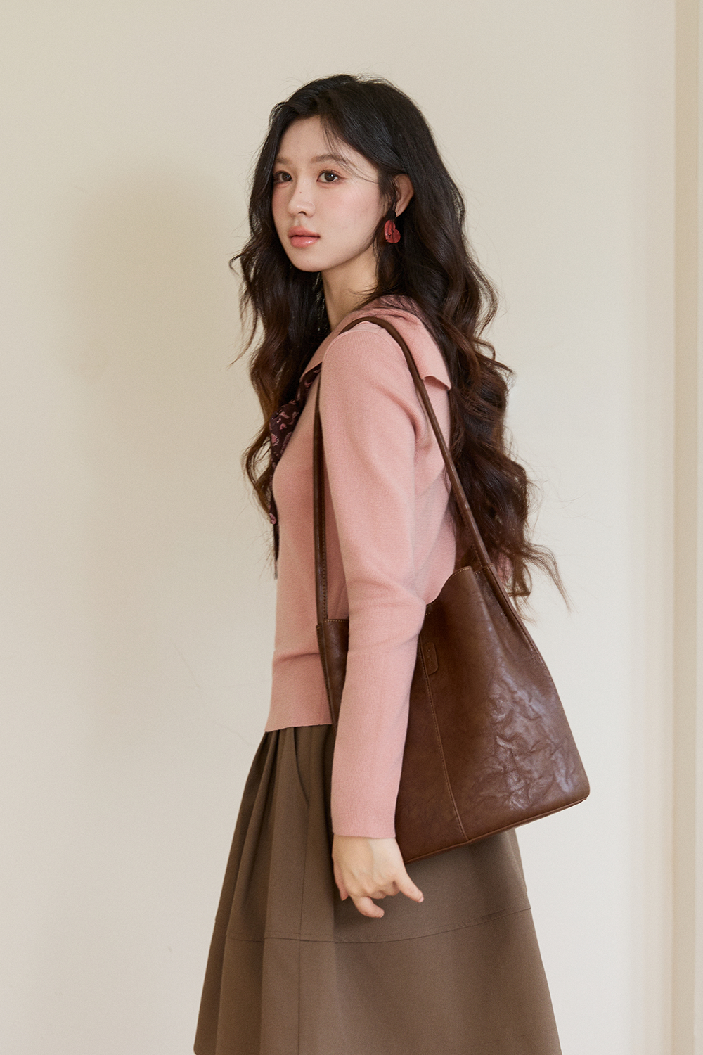 Áo len dệt kim + Khăn lụa cho nữ