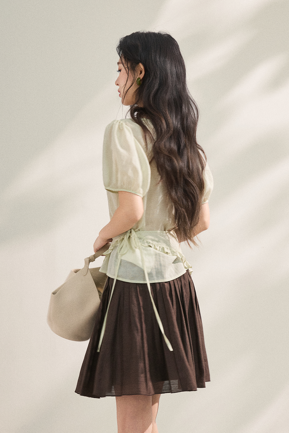 여성용 블라우스와 벨트