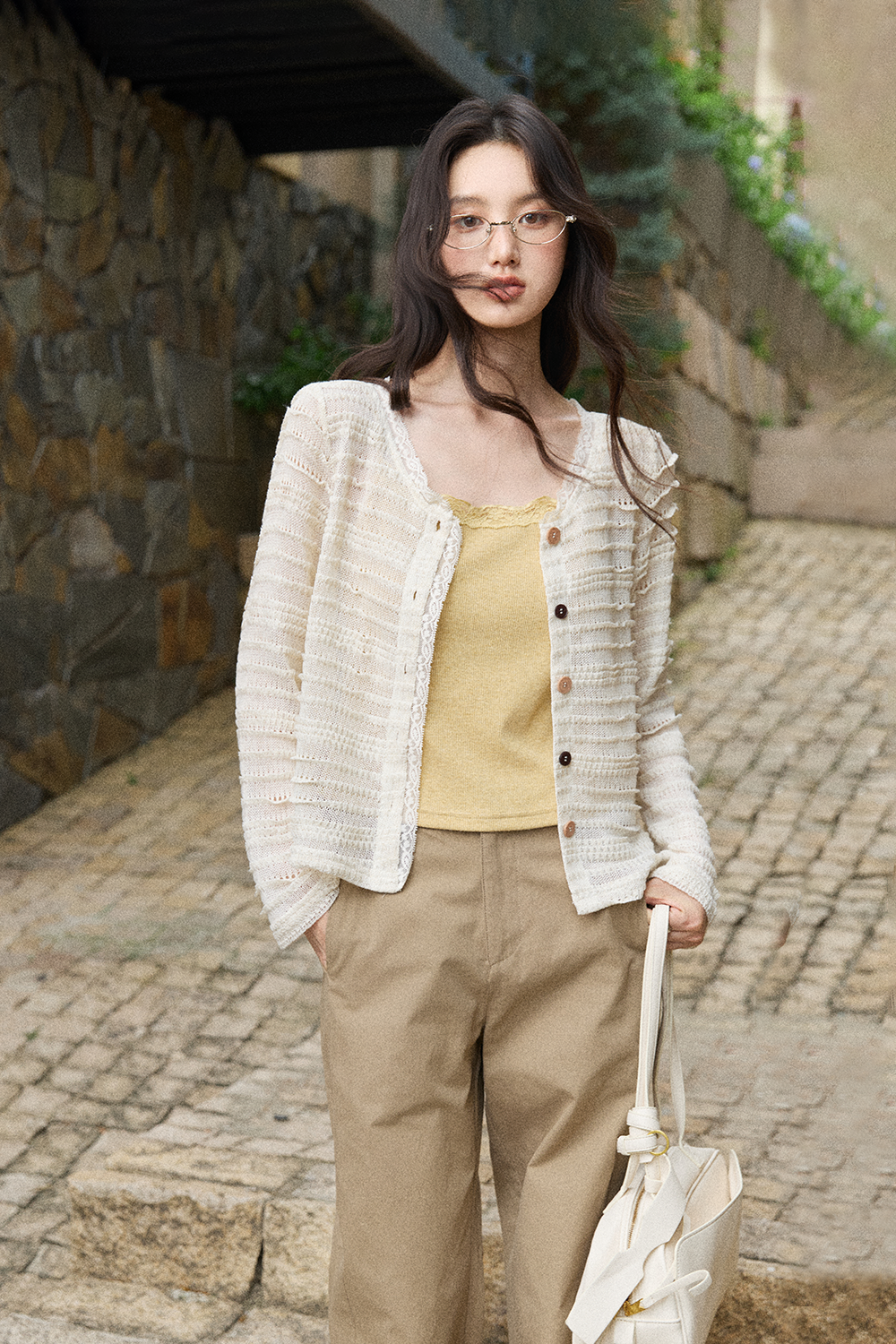 女性のためのニットシャツ