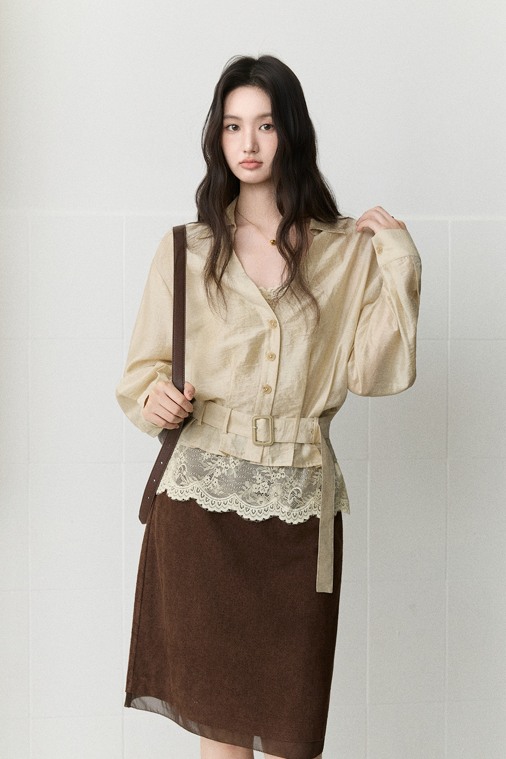 Áo sơ mi + Áo hai dây ren + Thắt lưng