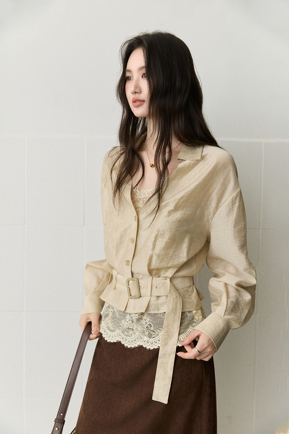 Áo sơ mi + Áo hai dây ren + Thắt lưng